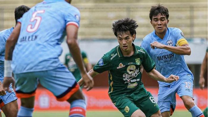 M Iqbal saat memperkuat Persebaya Surabaya lawan Rans Nusantara FC di Stadion Maguwoharjo, Sleman, Yogyakarta pada Jumat (1/12)