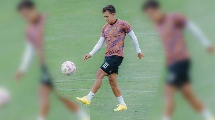 MOTIVASI LEBIH - Pemain Dewa United, Egy Maulana Vikri, menjalani latihan, persiapan menghadapi Persebaya di Stadion Pakansari, Kabupaten Bogor, Jumat (21/2/2025) malam. Egy Maulana Vikri, menyebut timnya dalam motivasi lebih untuk laga Dewa United Vs Persebaya di Stadion Pakansari, Kabupaten Bogor, Jumat (21/2/2025) malam.