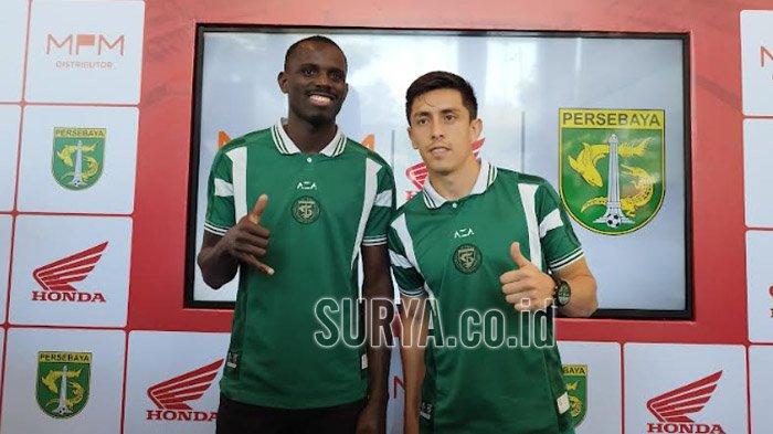 Striker Persebaya, Flavio Silva (kiri) bersama Francisco Rivera di Kantor MPM Honda, Senin (29/7/2024). Acara penanda tanganan sponsorship MPM Honda dan Persebaya selama dua musim ke depan.