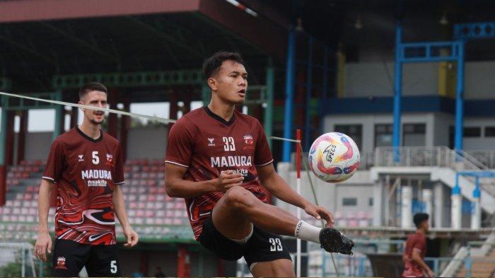 HENGKANG - Koko Ari Araya saat latihan bersama Madura United di Stadion Gelora Bangkalan, Madura, beberapa waktu lalu. Madura United FC tidak memperpanjang kontrak Koko Ari Araya.