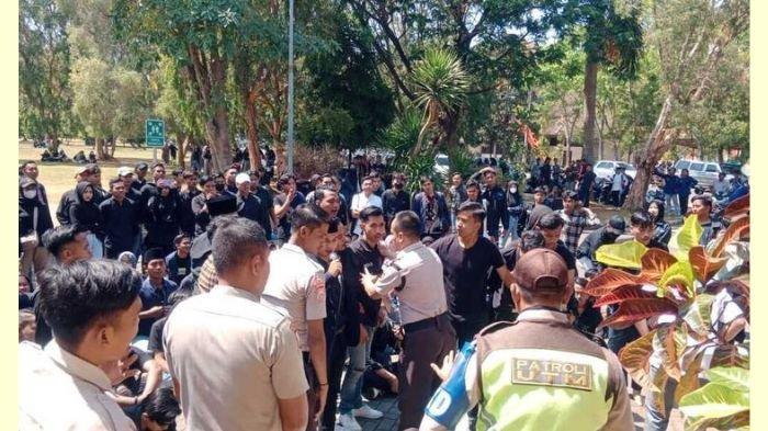 Ratusan mahsiswa Universitas Trunojoyo Bangkalan, Jawa Timur demo karena persoalan 1.200 lebih ijazah alumni UTM yang tidak terdaftar di Kemendikbudristek, Senin (21/8/2023)