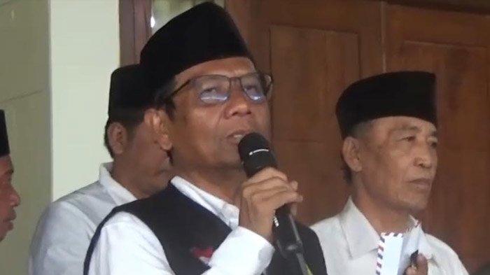 Cawapres 03 Mahfud MD menggelar safari politik ke Ponpes Sirrul Cholil, Desa Lerpak, Kecamatan Geger, Kabupaten Bangkalan, Senin (5/2/2024).