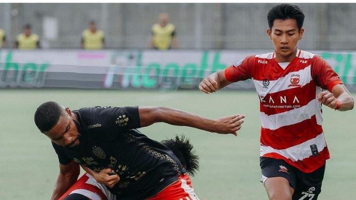 Malik Risaldi (Kanan) saat memperkuat Madura United lawan Bali United di Stadion Bangkalan, Madura, Kamis (23/11)