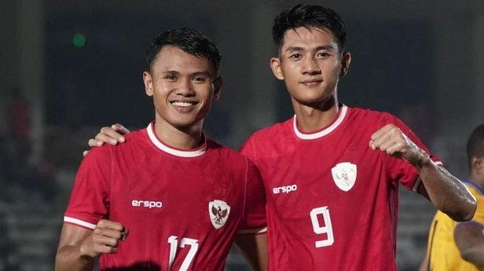 Malik Risaldi (kanan) saat memperkuat Timnas Indonesia