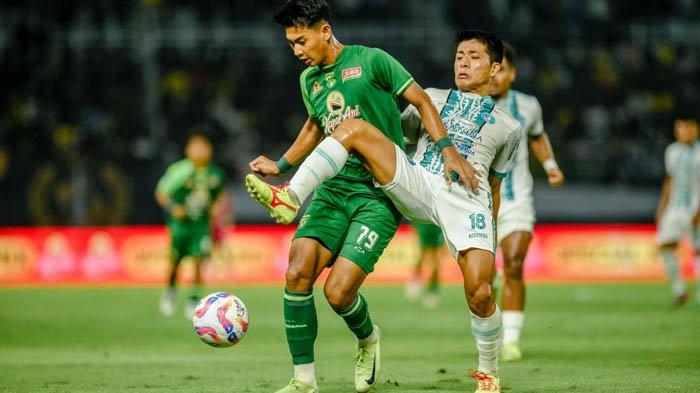SAMA-SAMA BERUPAYA - Pemain Persebaya, Malik Risaldi mencoba mempertahankan bola dari rebutan pemain PSBS Biak. Persebaya bermain imbang 0-0 dari PSBS Biak hingga babak pertama berakhir di Stadion Gelora Bung Tomo (GBT), Surabaya, Sabtu (15/2/2024) malam ini.