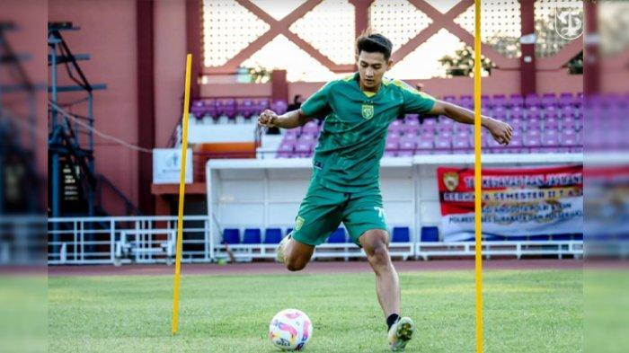Malik Risaldi saat mengikuti latihan tim di Lapangan Thor, Surabaya.