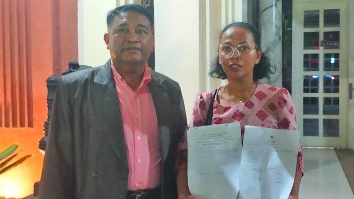 Mantan Puteri Indonesia Persahabatan 2002 sekaligus direktur PT Indho Bali Jaya, Fannie Lauren Christie, menunjukkan surat laporan Hakim PN Surabaya, Erintuah Damanik, terkait kasus PKPU ke Komisi Yudisial.