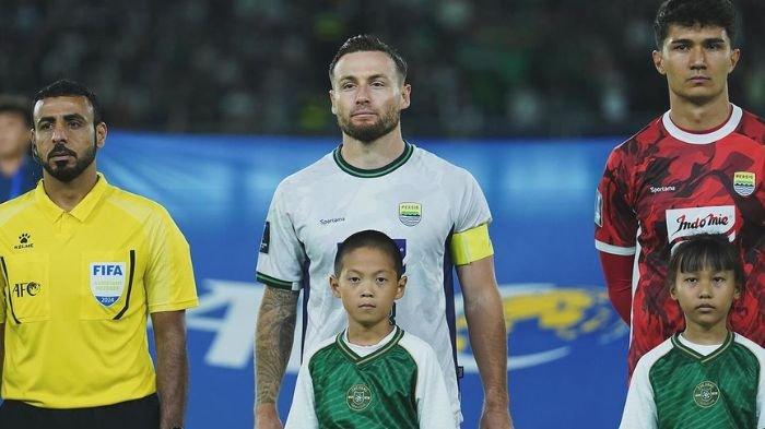 Marc Klok (tengah) saat memperkuat Persib Bandung