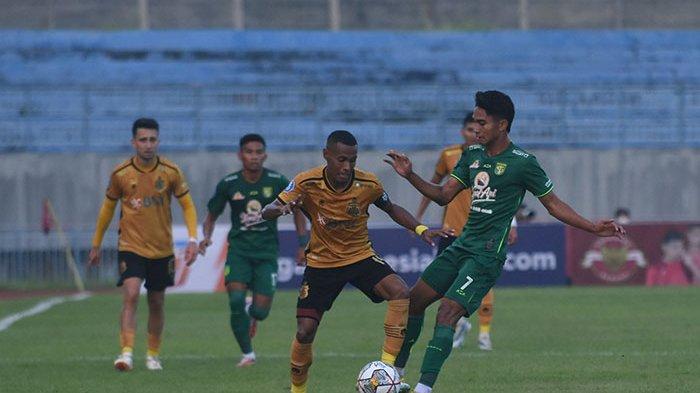 Marselino Ferdinan (kanan) ketika bermain membela Persebaya Suraaya vs Bhayangkara FC pada Liga 1 di Stadion Gelora Joko Samudro Gresik, Senin (23/1/2023).