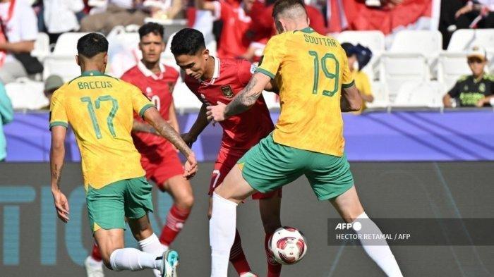 Pemain Timnas Indonesia, Marselino Ferdinan saat mencoba menembus kawalan pemain Australia