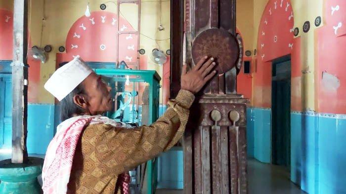 MASJID TAREKAT - Masjid Tua Baiturrahman di Dusun Tambakrejo Kidul, Desa Tambakrejo, Kecamatan Gurah, Kabupaten Kediri dengan ornamen lafaz Llillah. Lafaz Lillah ini tertulis di berbagai bagian masjid, mulai dari tiang penyangga, dinding, pintu, jendela hingga usuk kayu panjang atau bambu di bagian atap.