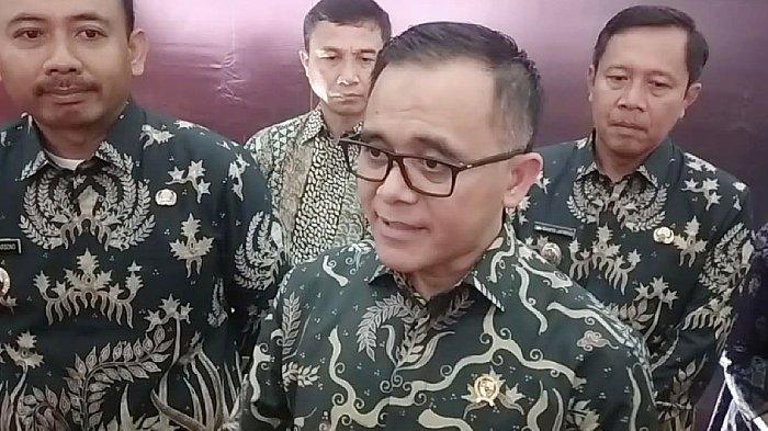 Menpan RB Abdullah Azwar Anas,melayani sesi wawancara usai meresmikan Mall Pelayanan Publik Ngawi, Kamis (27/6/2024).