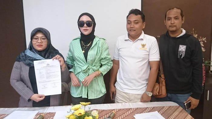 Meylisa Zaara bersama tiga penasehat hukumnya.