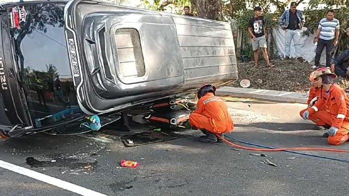 Kondisi mobil minibus Isuzu Elf mengangkut 10 orang supporter asal Kediri yang dilibatkan sebagai panitia keamanan (Steward) Stadion Gelora Bung Tomo (GBT) dalam laga FIFA Match Day antara Timnas Indonesia VS Turkmenistan yang terguling di Jalan Raya Alas Malang, Bringin, Sambikerep, Surabaya, Jumat (8/9/2023).