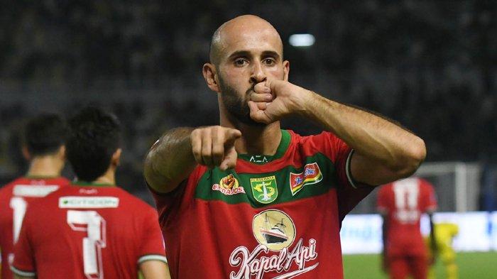 Selandang asing Persebaya Mohammed Rashid melakukan selebrasi usai menjebol gawang Barito Putera di Stadion Gelora Bung Tomo (GBT) pada Jumat (23/8/2024) malam. Laga berakhir 2-1 untuk Persebaya.