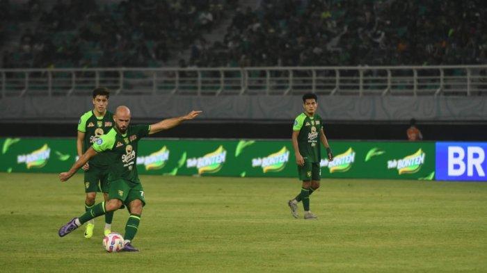 Mohammed Rashid saat melepaskan tendangan bebas di laga Persebaya vs PSM Makassar