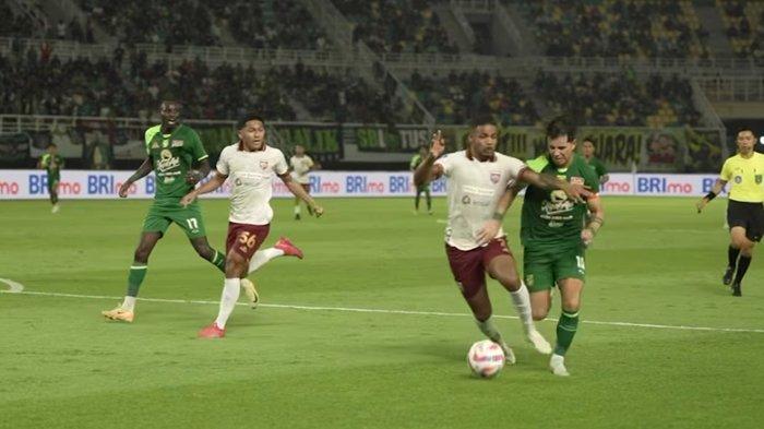Momen pelanggaran terhadap Bruno Moreira di dalam kotak penalti yang dilakukan oleh pemain Borneo FC.