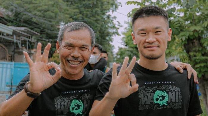 Mustaqim (Kiri) saat berfoto bersama Sho Yamamoto (Kanan)