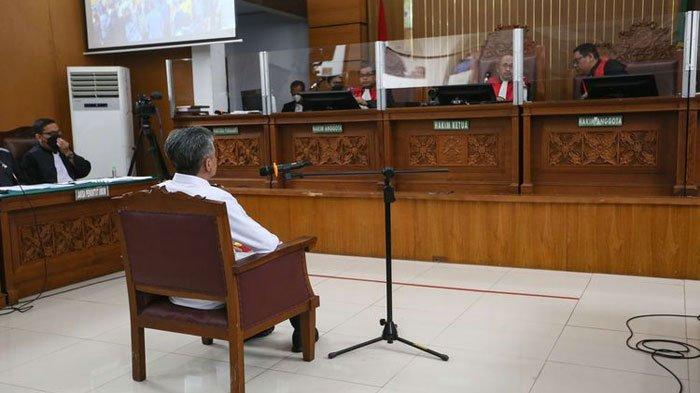 Hendra Kurniawan saat jadi saksi mahkota sidang obstruction of justice pembunuhan Brigadir J. Ia menyebut-nyebut nama Kapolri.