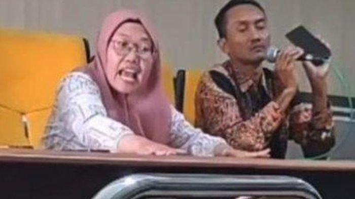 GURU MAN 1 LAMONGAN - Tangkap layar seorang guru MAN 1 Lamongan gebrak meja saat 22 siswa protes imbas terancam tak bisa ikut SNPMB 2025, Jumat (31/1/2025)
