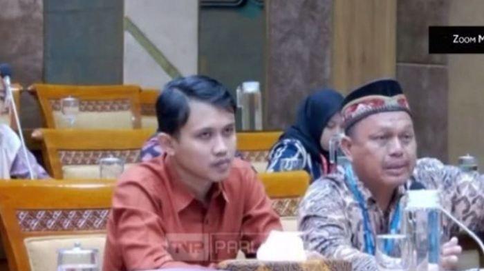 Guru honorer asal Tasikmalaya, Jawa Barat Sudarmono saat rapat demgar pendapat demgan Komisi X DPR