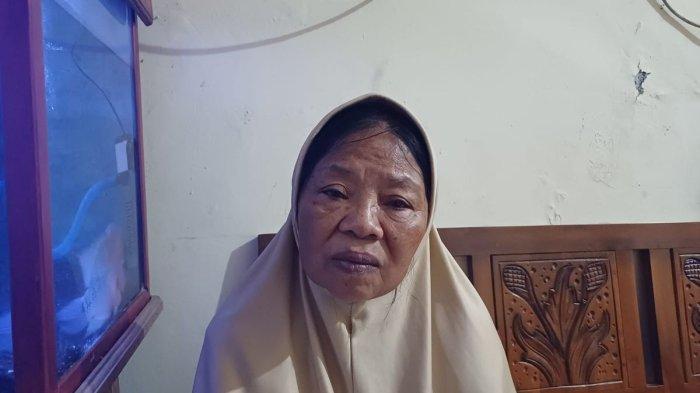 Nenek Sarmini (60), seorang tukang sampah di Pulogadung yang rumahnya terbakar