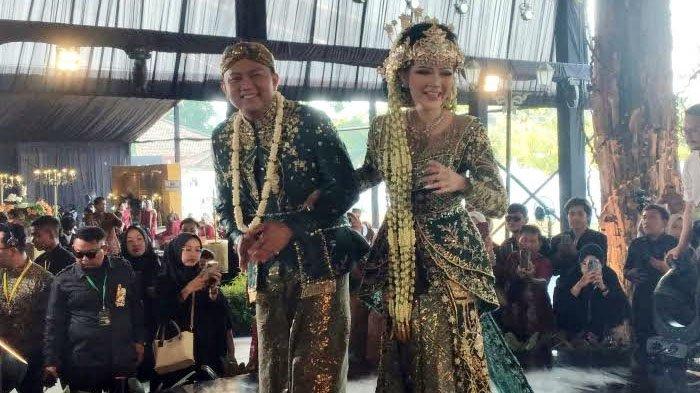 Pasangan suami istri, Denny Caknan dan Bella Bonita mulai mengikuti ngunduh mantu, lokasi resepsi pernikahan di Pendapa Kepatihan Ngawi, Jumat (18/8/2023), sekitar pukul 14.00 WIB.