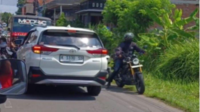 Video detik-detik Sopir Toyota Rush Nekat Lawan Arah di Tengah Macet.