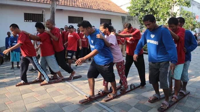 ODGJ Liponsos Keputih Surabaya saat mengikuti lomba bakiak, Rabu (9/8/2023).