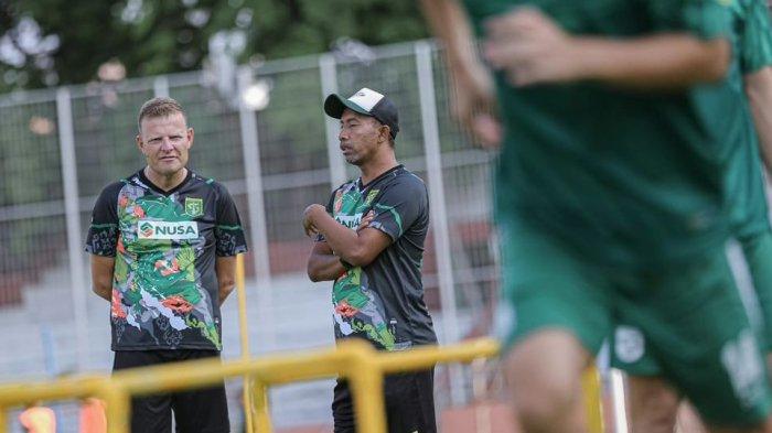 Josep Gombau ikut hadir dalam latihan Persebaya Surabaya yang digelar di Stadion Gelora 10 Nopember, jelang lawan Madura United.