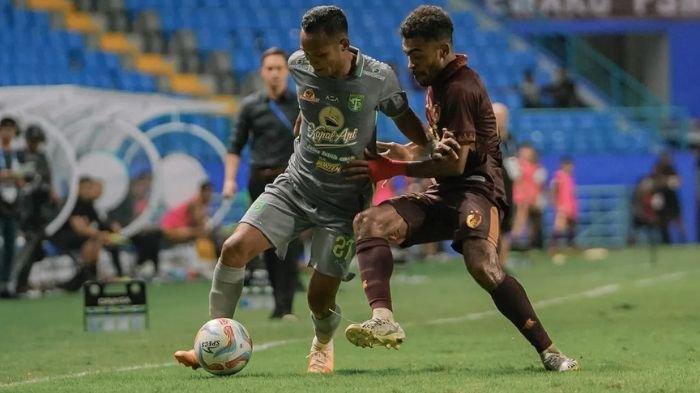 Oktafianus Fernando saat bertanding di laga PSM Makassar vs Persebaya Surabaya di Liga 1 2023/2024 di stadion Batakan, Balikpapan.