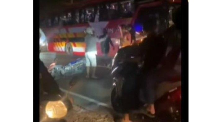 Viral, seorang pria adang bus yang lawan arah di Babat Lamongan saat kondisi jalanan macet.