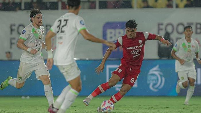 PENENTU KEMENANGAN - Ramadhan Sananta berhasil mencetak gol dramatis di laga Persis Solo vs Persebaya Surabaya. Lesakkannya di menit akhri membawa Laskar Sambernyawa menang 2-1 di Stadion Manahan, Surakarta pada lanjutan pekan ke-22 Liga 1 2024/2025