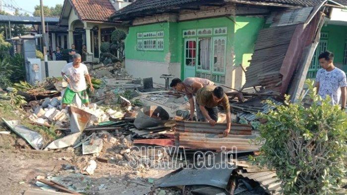 MOBIL BERTABRAKAN - Sejumlah warga bergotong royong membersihkan puing-puing pagar dan teras rumah Mashuri di pinggir Jalan Raya Embong Miring, Desa/Kecamatan Burneh yang berantakan setelah dihantam dua mobil PJR Jatim VIII Suramadu dan Suzuki Ertiga, Sabtu (7/6/2025) sekitar pukul 02.30 WIB
