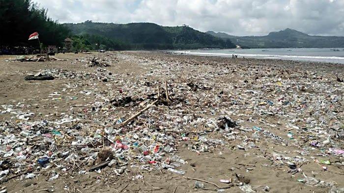 Kondisi Pantai Gemah di Desa Keboireng, Kecamatan Besuki, Kabupaten Tulungagung yang dipenuhi sampah, Sabtu (15/7/2023).