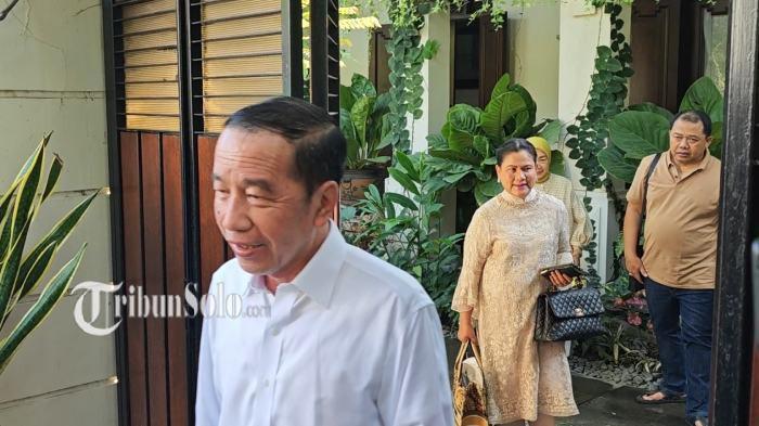 IJAZAH JOKOWI - Jokowi berangkat dari kediaman sekitar pukul 09.08 bersama istrinya Iriana Jokowi menuju Fakultas Kehutanan UGM untuk ikut reuni angkatan 45.