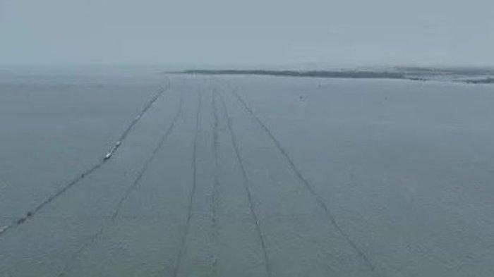 SERTIFIKAT PAGAR LAUT - Pagar laut sepanjang 30,16 Kilometer yang belum diketahui pemiliknya membentang di 6 kecamatan perairan Kabupaten Tangerang, Banten. Terungkap penyebab Sertifikat HGB dan SHM area pagar laut Tangerang bisa terbit.