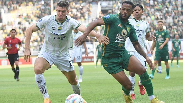 Paolo Victor (kanan), striker Persebaya Surabaya gagal membawa timnya menang atas Persib Bandung di Liga 1. Bajul Ijo kalah 2-23 atas Persib