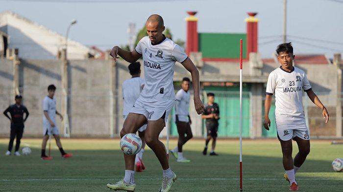 Para pemain Madura United jalani latihan jelang lawan Persebaya di lanjtan Liga 1, Minggu (17/9/2023). Madura United tidak pernah menang delapan pertemuan terakhir atas Persebaya