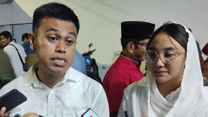 Pasangan Mas Ibin-Elim menyampaikan hasil hitung cepat Pilkada Blitar 2024 di markas tim pemenangan, Jl Kelud, Kota Blitar, Rabu (27/11/2024) malam.