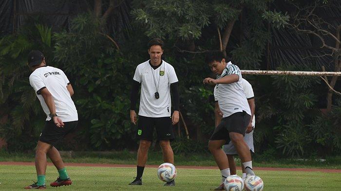 Pelatih Persebaya Surabaya, Paul Munster akan melakukan debut saat Persebaya menjamu PSIS Semarang, Selasa (30/1/2024) mendatang di Stadion Gelora Bung Tomo (GBT).