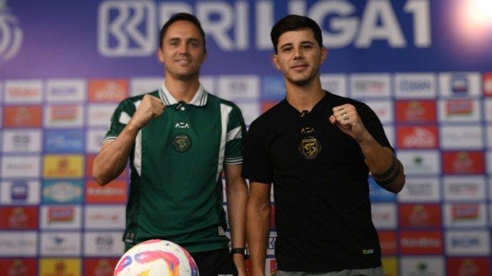 Pelatih Persebaya Paul Munster dan kapten tim Bruno Moreira saat jumpa pers di jelang laga menghadapi Dewa United.