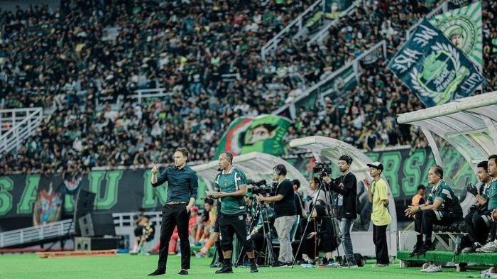 Paul Munster saat berdiskusi dengan Uston Nawawi di laga Persebaya vs Persibo Bojonegoro di Stadion Gelora Bung Tomo, Surabaya.