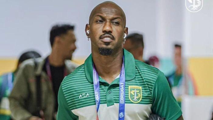Striker Persebaya Surabaya, Paulo Henrique saat tiba di Stadion Gelora Bung Tomo Surabaya.