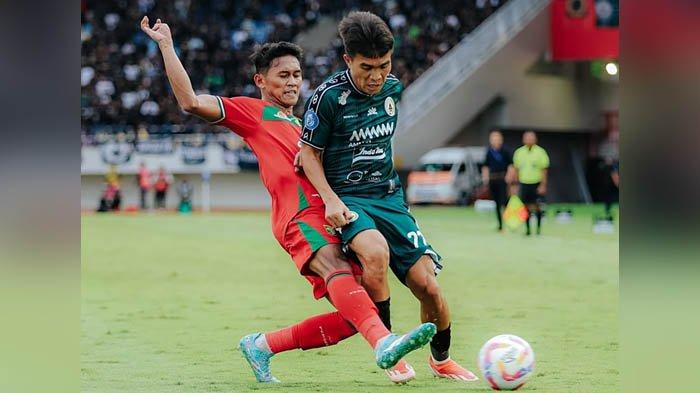 Pemain PSS Sleman, Paulo Sitanggang berduel dengan pemain Persebaya, Arief Catur (kaus merah) di Stadion Manahan Solo, Sabtu (11/1/2025) sore.