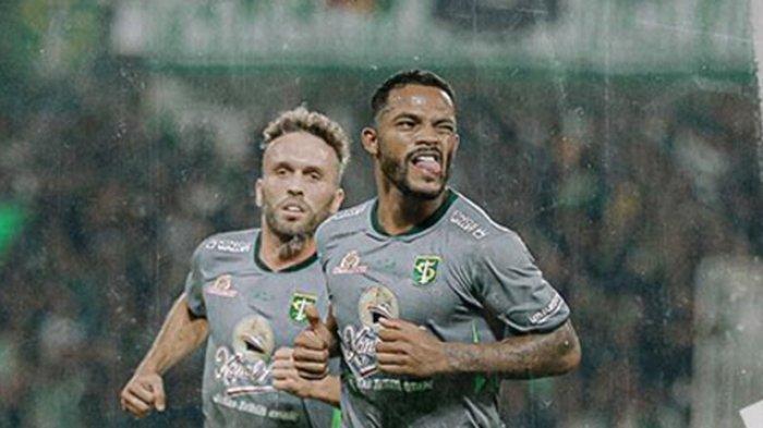 Striker Paulo Victor (kanan) terancam terdepak dari Persebaya Surabaya usai gagal mengakhiri paceklik gol.