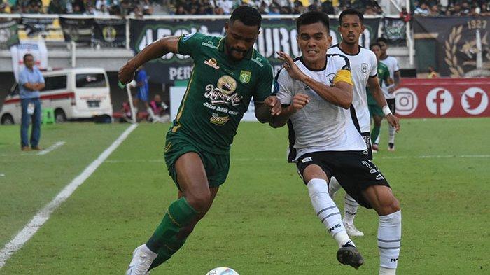 Paulo Victor, penyerang Persbeaya (kiri) saat lawan Rans Nusantara.