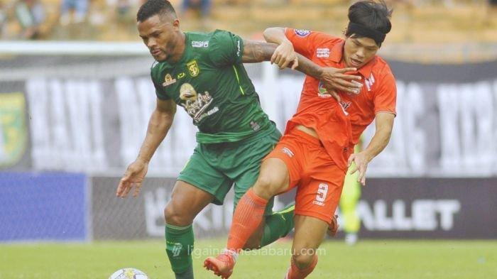 Paulo Victor saat berebut bola melawan Kei Hirose di laga Persebaya Surabaya vs Borneo FC di Stadion Gelora Joko Samudro, Gresik, Jumat (4/2/2023).