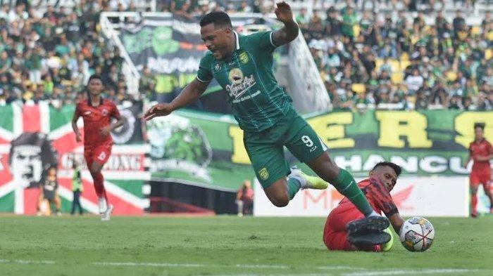 Paulo Victor di laga Persebaya vs Persija Jakarta. Striker asal Brasil itu saat ini masih menjalani pemulihan cedera jelang laga lawan Persis Solo