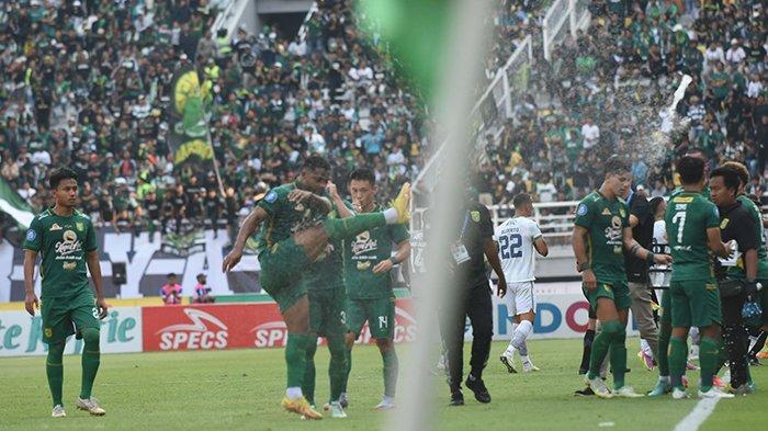Paulo Victor terlihat marah dan mengamuk setelah dilarang ambil tendangan penalti lawan Persib Bandung di Liga 1. Bajul Ijo akhirnya kalah 2-3 atas Persib